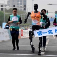 手机报·早报丨拿下第五！河南人形机器人完成半马首秀；普京宣布临时停火30小时，乌方回应