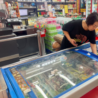 手机报·晚报丨水果流行冻着吃？冻水果雪糕成夏日新宠 ；局部40℃以上！河南发布高温橙色预警