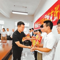 救人英雄张伟将慰问金捐给母校