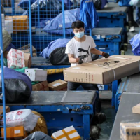 手机报·晚报丨多地快递价格上涨，谁在为涨价买单？河南9月降水量为1961年以来同期最多