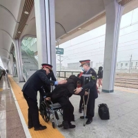 特殊旅客乘车遇困 列车暖心服务护航