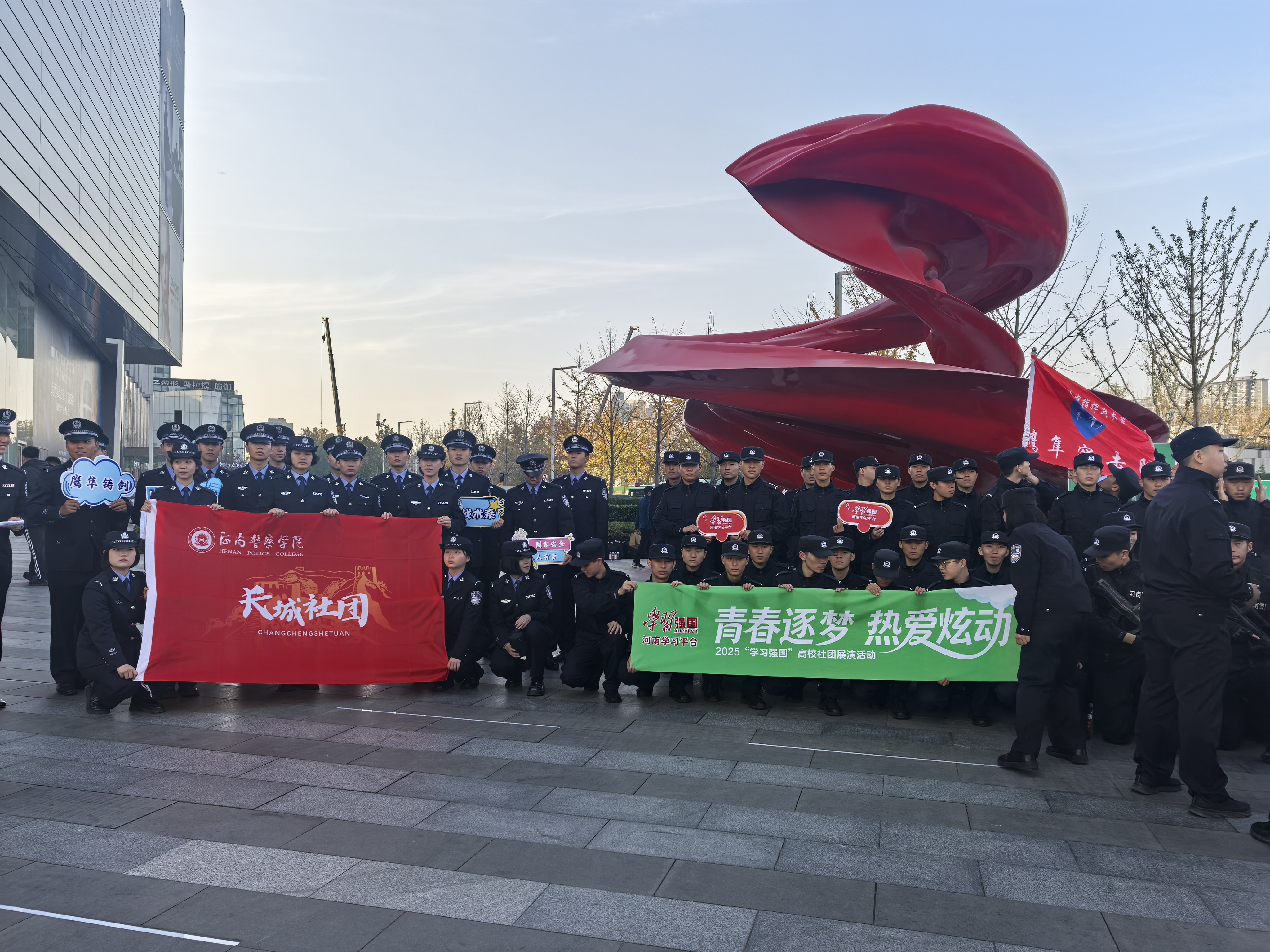 河南警院学子超帅展演引市民围观