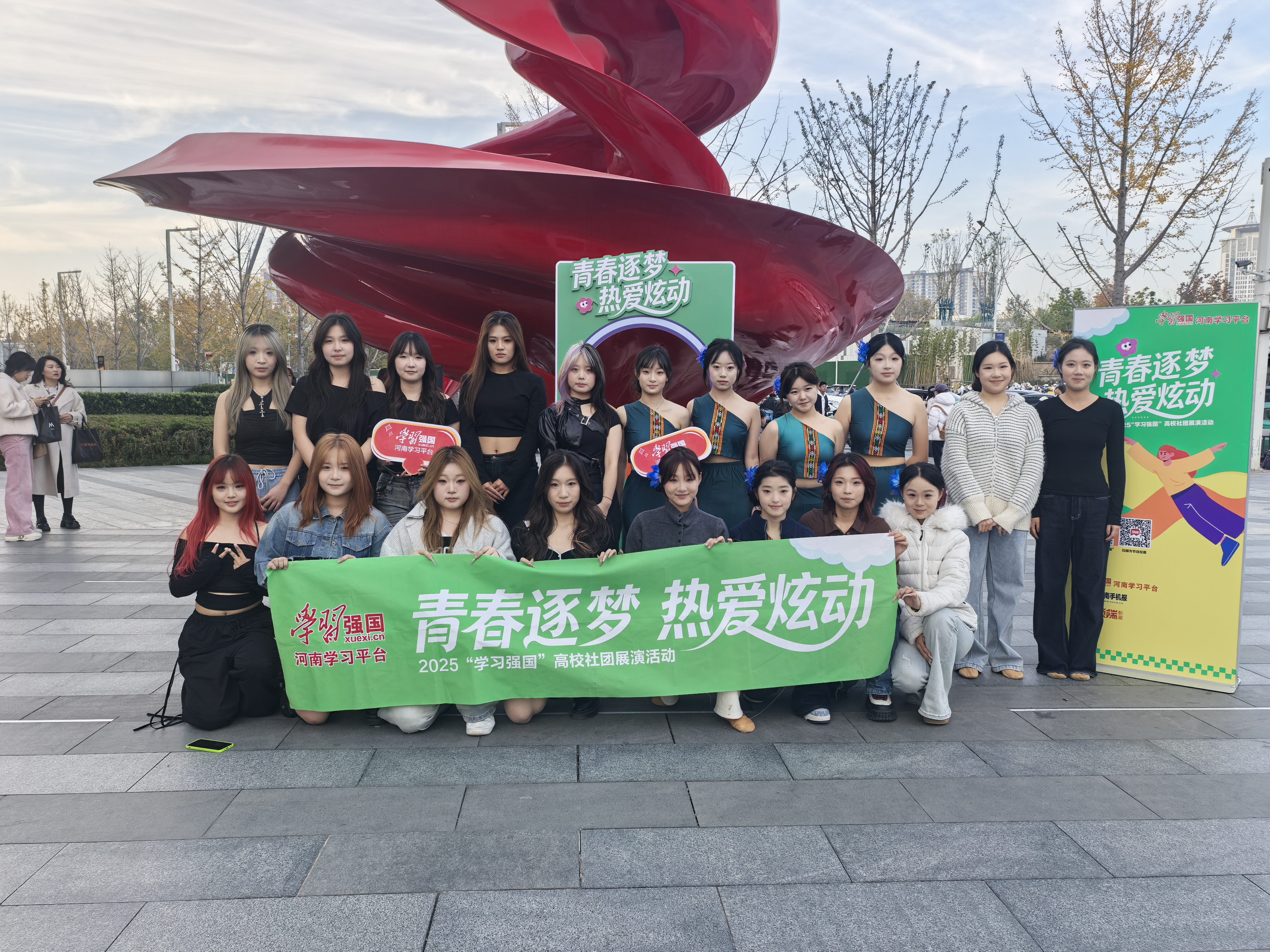 西亚斯学子引爆商圈！民族风混搭爵士热舞太炸了