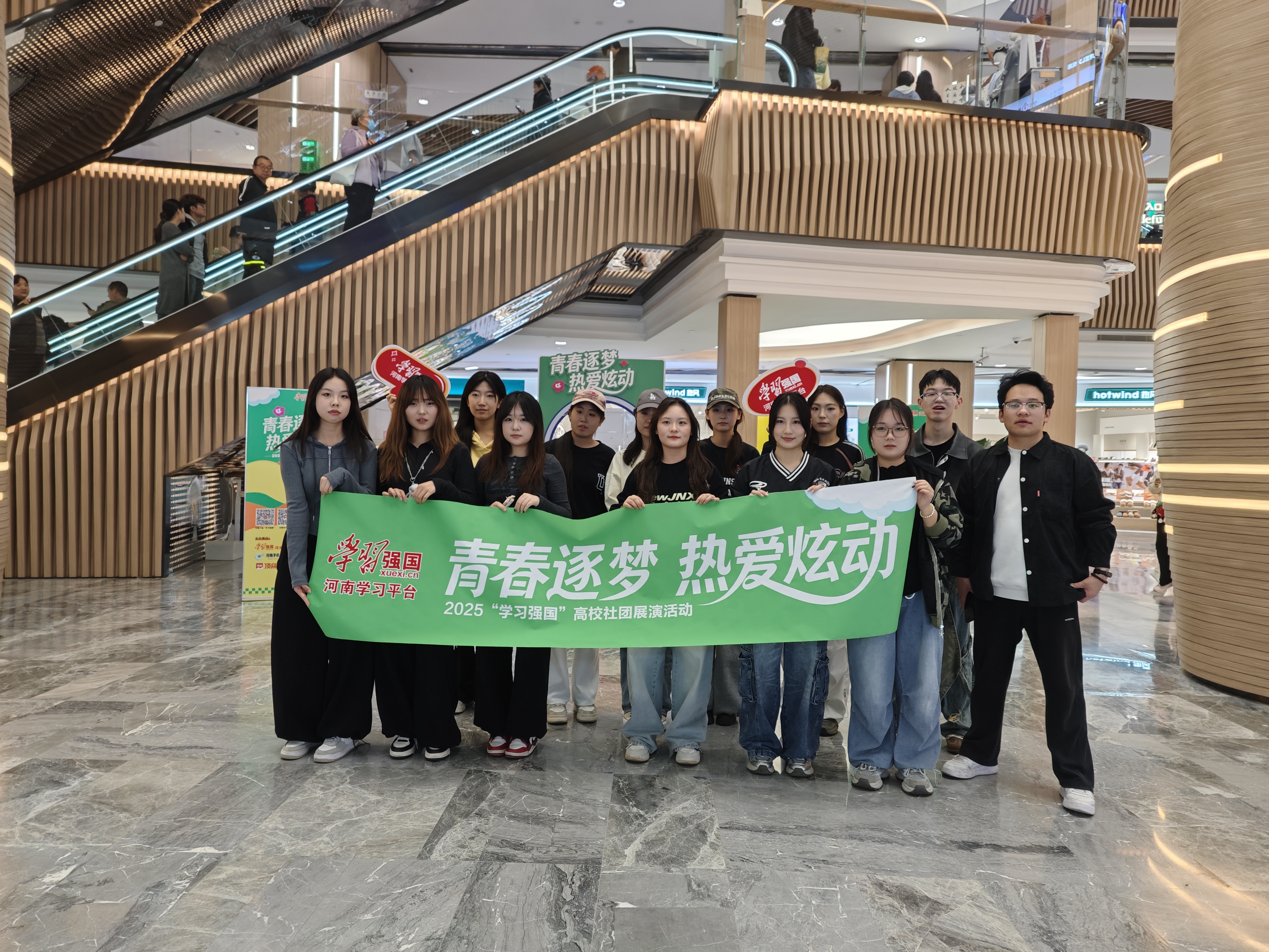 河南财经政法学子携街舞机械舞燃爆商场