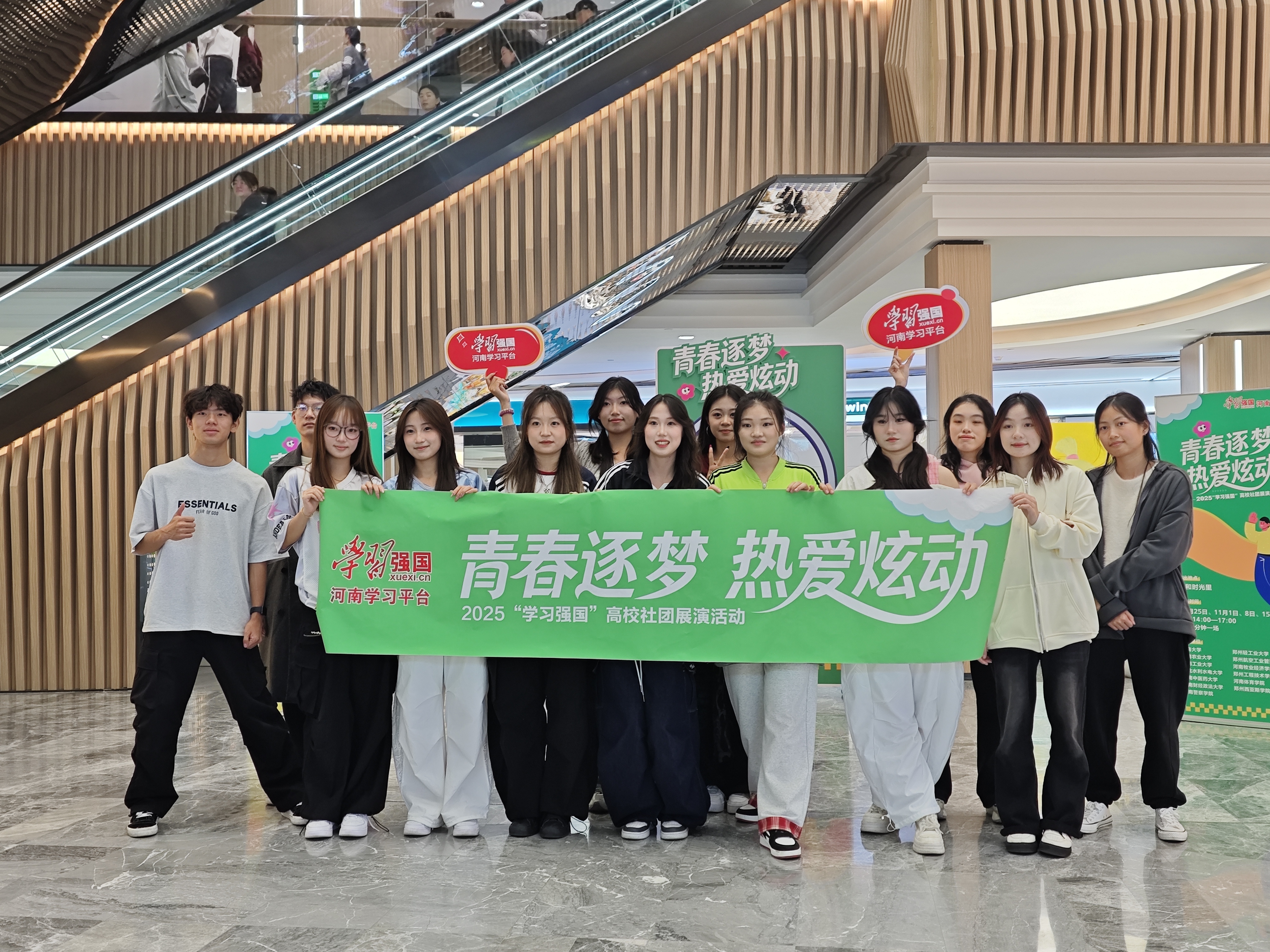 河南工业大学街舞+流行乐引爆商圈现场