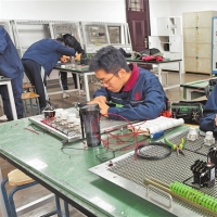 大学生“回炉”读技校 年龄焦虑咋破解