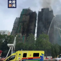 手机报·晚报丨香港火灾已造成55人遇难，楼内发现生还者；昆明火车站通报：试验列车致11人死亡