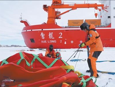 “雪龙2”号首次参与中山站燃油补给
