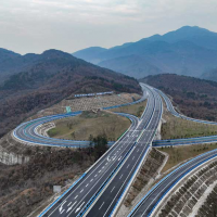 手机报·早报丨一年闭店近9万家，网红面包卖不动了；广东鹤山市通报“小汽车坠河事件”详情