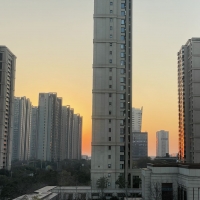 手机报·晚报丨多地开年发布楼市新政，持续降低购房成本；海航致歉：百元bug机票，全部有效