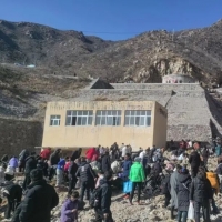 手机报·早报丨“哭哭马”逆袭成新年“黑马”；海底捞免费送黄金小马挂件？门店回应