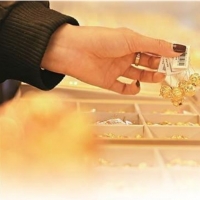 手机报·晚报丨从“金豆豆”到元素周期表，年轻人“轻量化”涌入贵金属市场；广东通报“恶犬追咬两女生”