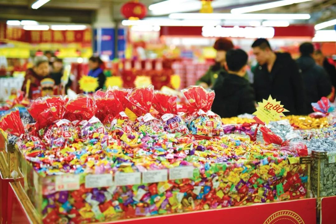 二〇二五年社会消费品零售总额突破五十万亿元