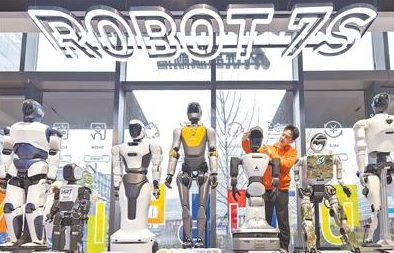 探访全国首家人形机器人7S店（奋进“十五五”·一线见闻）