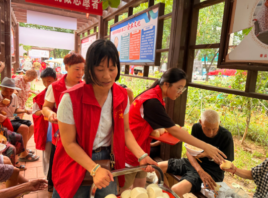 一个人带动五千人 爱心大篷车 奔跑在基层（关注“3·5”学雷锋纪念日）