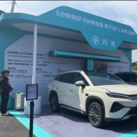 手机报·早报丨油价上涨+“反内卷”，多地快递费上涨；杭州回应西湖连续一周撒7吨漂白粉