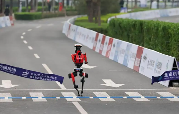 国产机器人超越人类半马纪录，靠什么