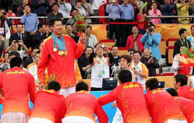 中国男篮传奇球星王治郅入选国际篮联名人堂