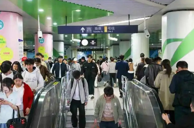 郑州地铁12条线路延长运营时间.jpg