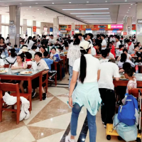 手机报·晚报丨武大食堂被游客挤爆？校方回应；河南A股上市公司总数增至117家