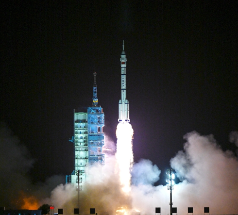 河南造护航“神舟” 新乘组进驻“天宫”