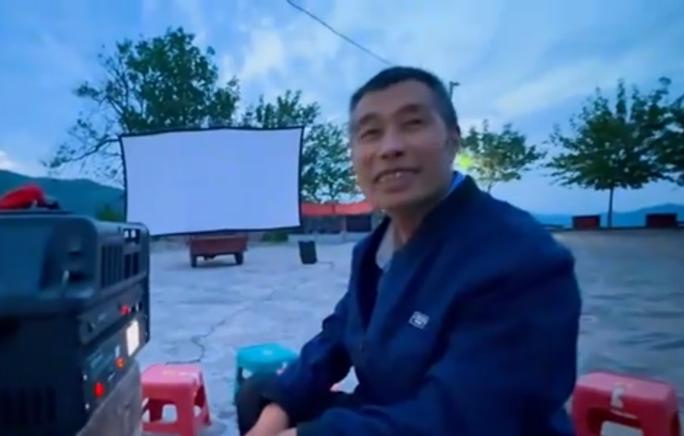 一个人的光影山路（凡星闪耀） ——乡村公益电影放映员李全民的四十年坚守