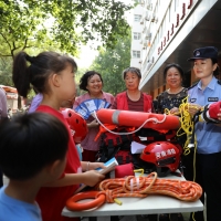 郑州金水公安把平安课堂搬进经纬集市