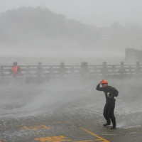  手机报·早报丨台风“白海豚”登陆 河南迅速部署应对；江西安远一夜市发生车祸，警方通报