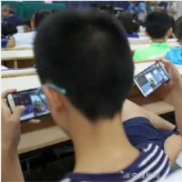 手机报·晚报丨多地已立法：禁止学生带手机入校；河南农业大学获赠天安门广场国旗