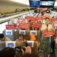 手机报·早报丨多地严查赵一鸣、好想来等零食店；警方通报“患者锦旗里藏刀刺伤医生”