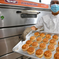 手机报·晚报丨月饼卖不动了？其实是回归理性了；每周至少半天校外实践教学将在全国推行