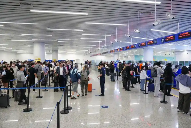 三季度1.92亿人次出入境 入境外国人超七成免签